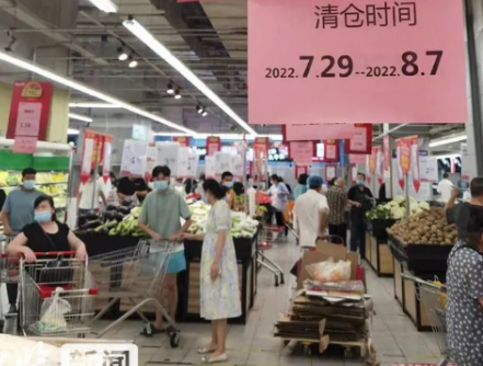 石家莊兩大知名連鎖超市撤店，店員用液壓搬運(yùn)車(chē)搬運(yùn)貨柜