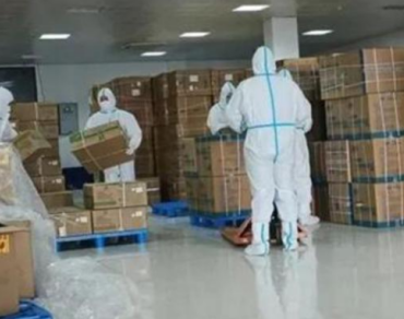 為保供，消防員利用手動液壓搬運車調運物資