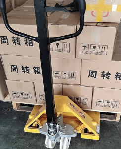 工廠庫房比較擁擠，用手動托盤搬運車比較適宜