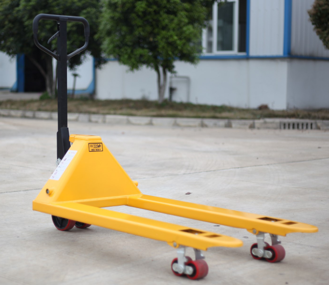石家莊小區(qū)封控，手動(dòng)叉車(chē)搬運(yùn)生活用品緩解壓力