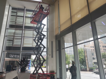 升降平臺(tái)車給勒泰中心大廳屋頂清理工作帶來了安全和便利